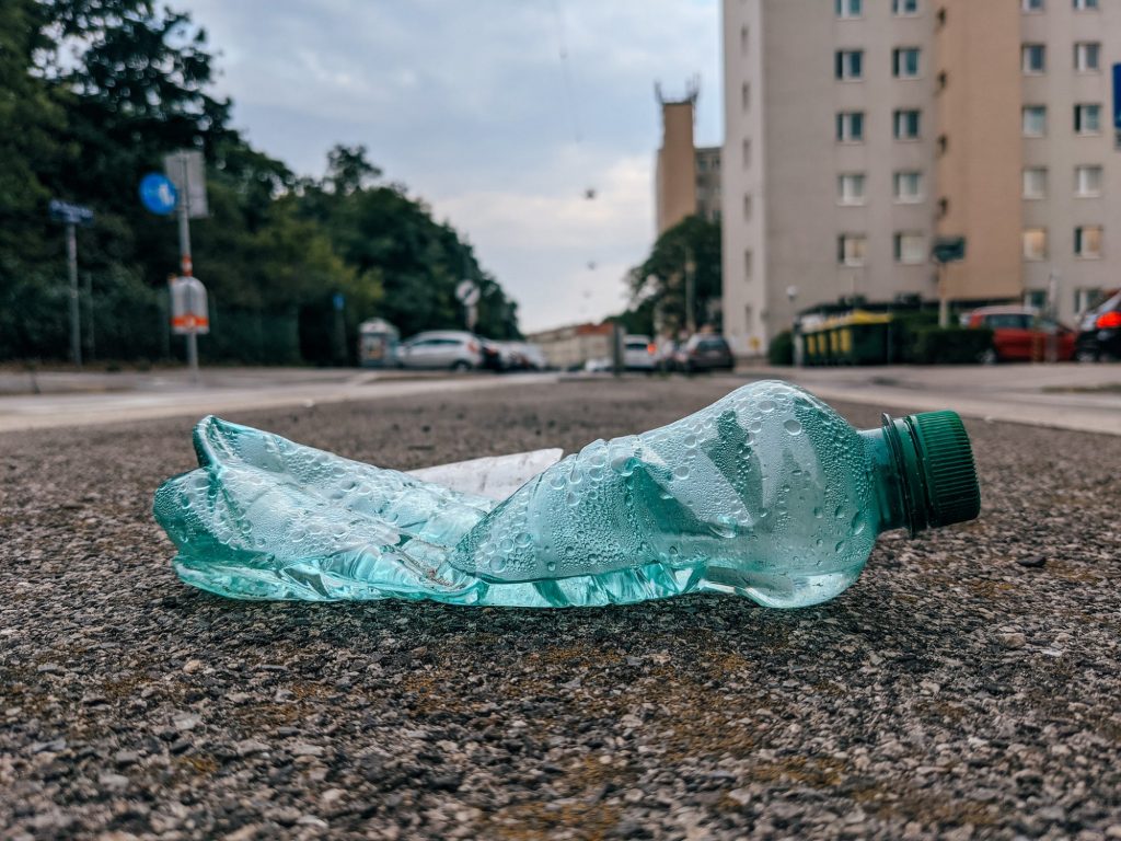 Πλαστικά: Καταγγελία οργανώσεων καταναλωτών στην ΕΕ για greenwashing στα μπουκάλια νερού