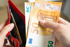 Χριστουγεννιάτικος μποναμάς €352 εκατ. σε 2,3 εκατ. νοικοκυριά