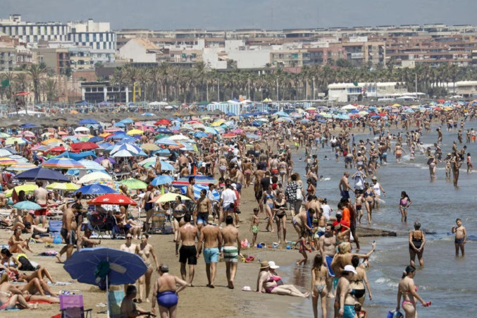 Η Ισπανία απαγορεύει το κάπνισμα σε παραλίες, βεράντες και… αυτοκίνητα