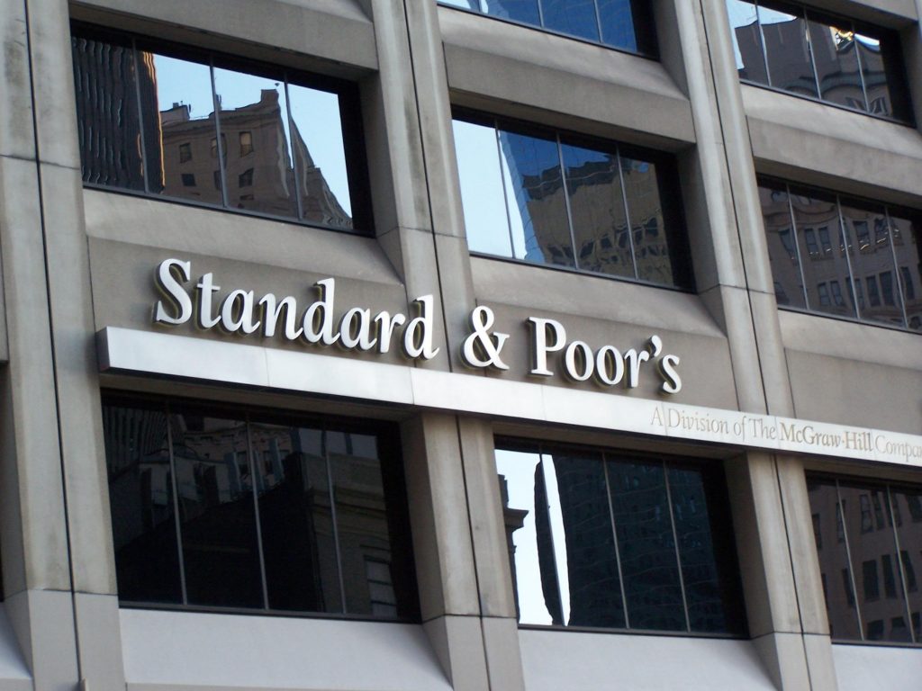 Αναβάθμιση των ελληνικών τραπεζών από την Standard & Poor’s