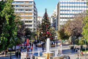 Πρωτοχρονιά με… κοκτέιλ κοροναϊού και ιώσεων – «Έμφραγμα» στα νοσοκομεία και επαναφορά της μάσκας