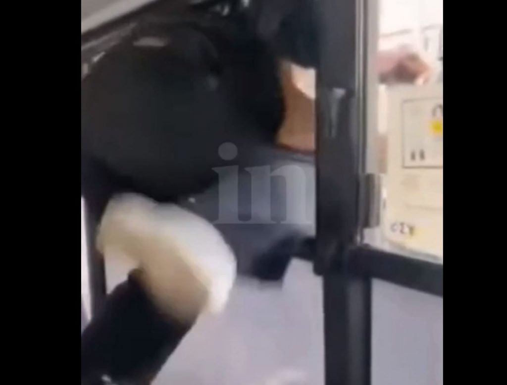 Απίθανο βίντεο από αστικό λεωφορείο – Δεν είχε εισιτήριο και… πήδηξε από το παράθυρο