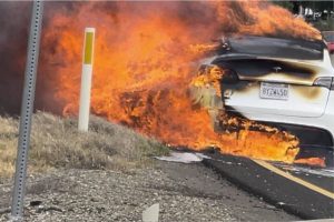 Μια Tesla έγινε μπουρλότο και χρειάστηκαν 130 χιλιάδες λίτρα νερού για να σβήσει!