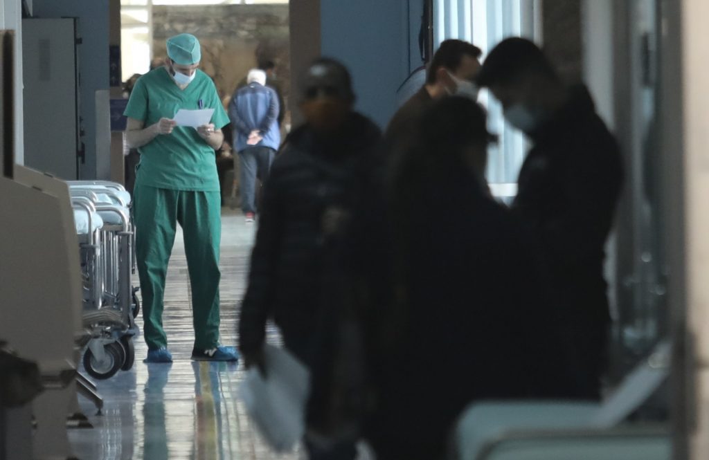 Θεσσαλονίκη: Σοκάρει η γιατρός που υπέστη εγκεφαλικό σε εφημερία – «Ένας-ένας καταρρέουμε, φεύγω με μπαστούνι»