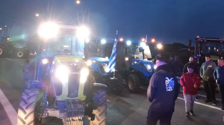 Έκλεισαν την Εθνική Οδό Θεσσαλονίκης-Μουδανιών οι αγρότες – Την Πέμπτη κατεβαίνουν στην Agrotica