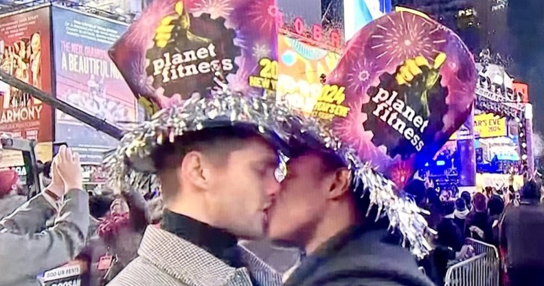 Το γκέι φιλί που μεταδόθηκε την Πρωτοχρονιά και εξόργισε τους ομοφοβικούς