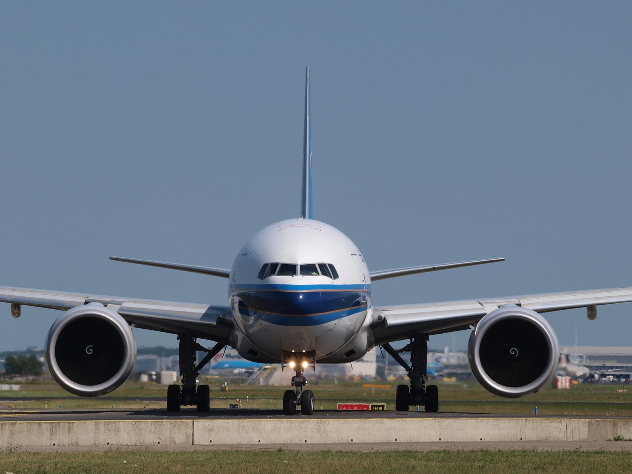 Συνέβη κι αυτό σε Boeing: Εφυγε ο μπροστινός τροχός λίγο πριν από την απογείωση αεροσκάφους