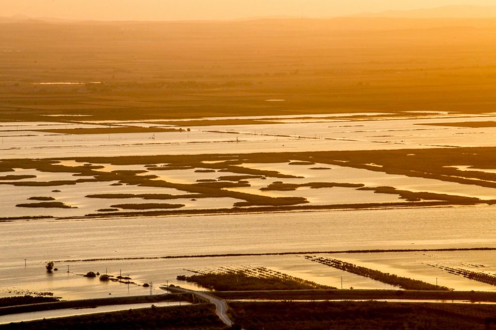 Οδοιπορικό του Reuters στην πλημμυρισμένη λίμνη Κάρλα – Η αγωνία των αγροτών και οι κίνδυνοι από την κλιματική αλλαγή