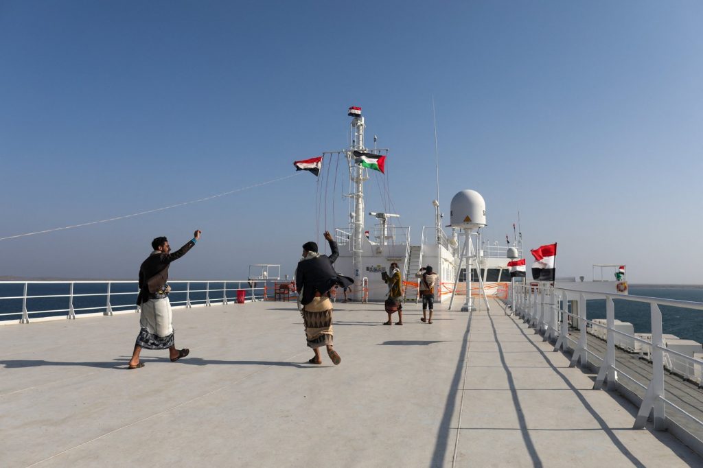 Επίθεση των Χούθι σε ελληνόκτητο πλοίο – Εξέπεμψε σήμα κινδύνου μετά από έκρηξη