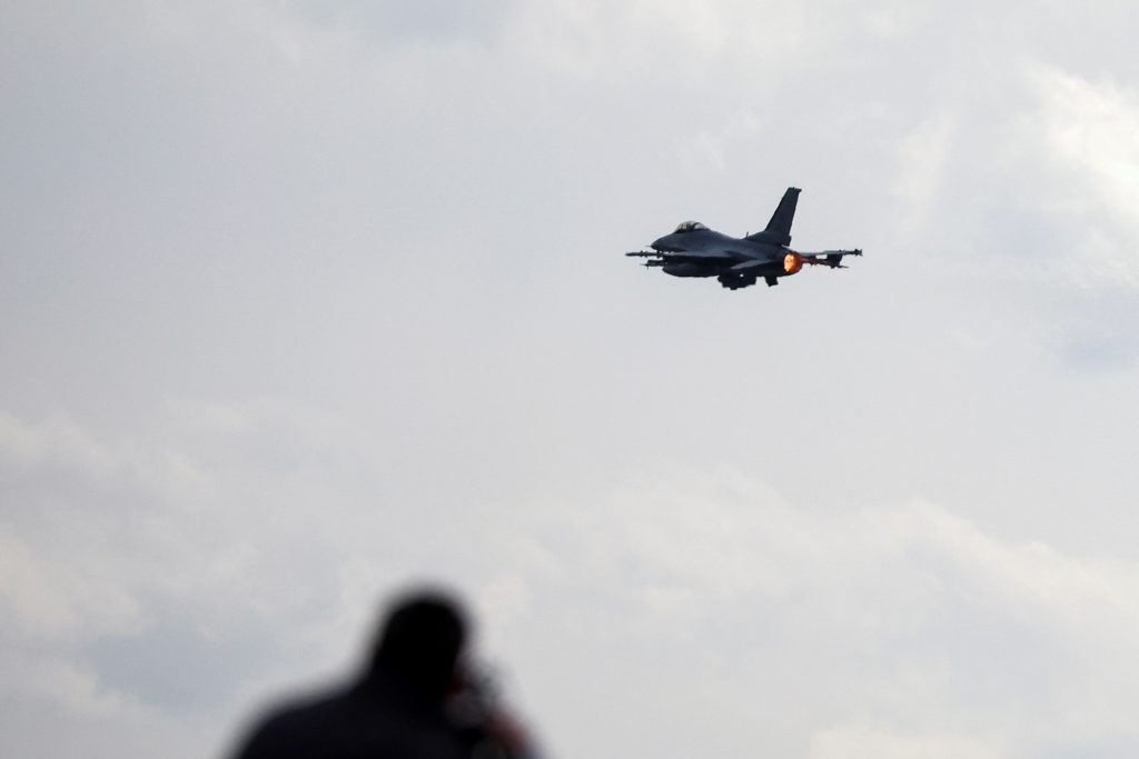 Συναγερμός από την πτώση του έκτου F-16