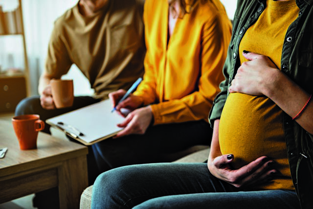 Στο επόμενο διάστημα ανοίγει η πλατφόρμα για το επίδομα μητρότητας – Τι ισχύει για πατεράδες, υιοθεσίες, ομόφυλους