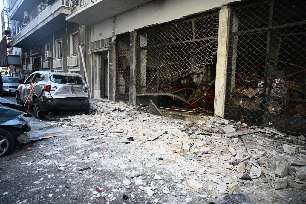 Βομβαρδισμένο τοπίο η περιοχή μετά την έκρηξη στην κάβα στην Καλλιθέα – Συγκλονίζουν οι μαρτυρίες κατοίκων
