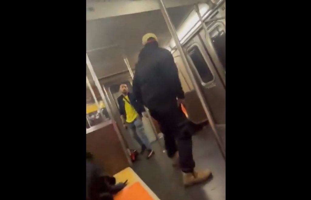 Άγριος καβγάς σε μετρό στη Νέα Υόρκη – Πυροβολισμοί και ουρλιαχτά από τους επιβάτες