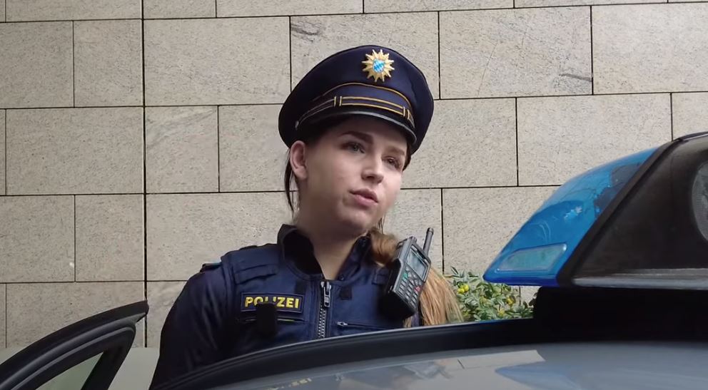 Γερμανία: Αστυνομικοί κάνουν περιπολία χωρίς… παντελόνια