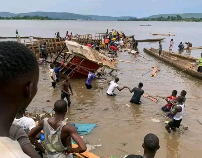 Αδιανόητο: Νεκροί 58 άνθρωποι ενώ πήγαιναν σε… κηδεία – Ανατράπηκε το σκάφος τους