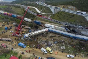 ΣΥΡΙΖΑ για Τέμπη: Μπορεί ο Μητσοτάκης να δηλώσει ότι δεν είχε τίποτα εύφλεκτο η εμπορική αμαξοστοιχία;