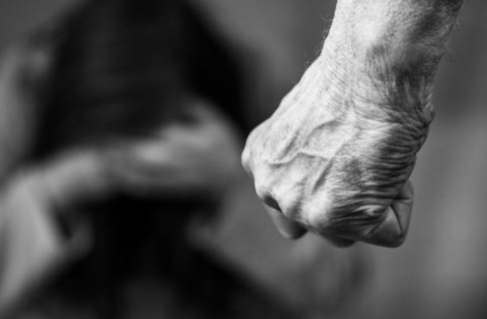 Ηράκλειο: Χειροπέδες σε 35χρονο για τον ξυλοδαρμό της 34χρονης συζύγου του