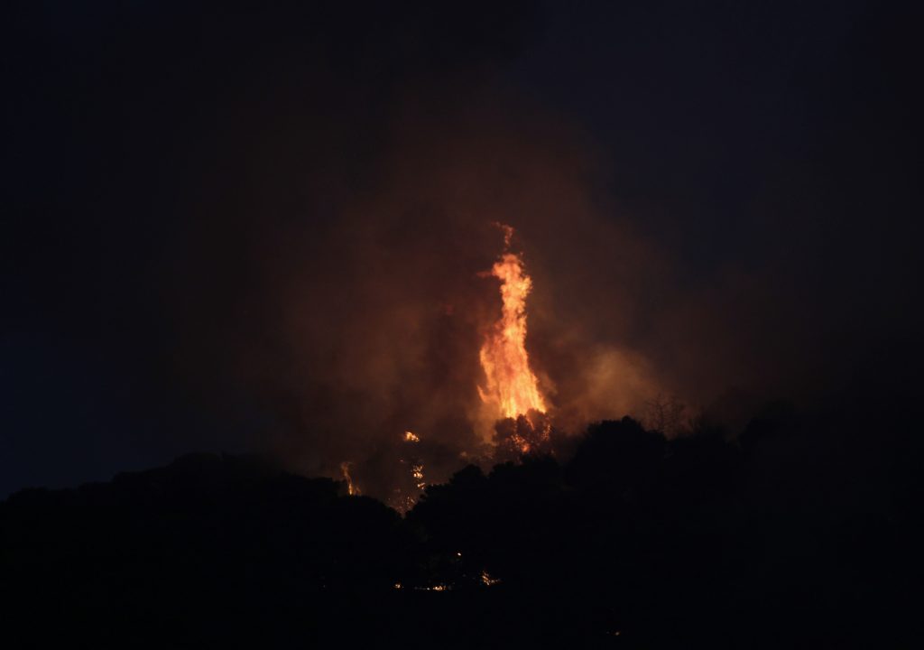 Μεγάλη φωτιά στην Κερατέα – Εκκενώνεται το Ανω Δασκαλειό – Σε σπίτια οι φλόγες
