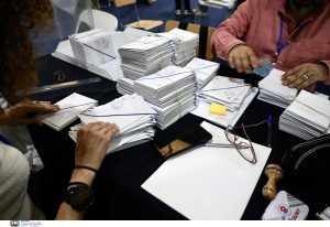 Exit Poll: ΝΔ 30%, ΣΥΡΙΖΑ 16,9%, ΠΑΣΟΚ 12,4% – Μάχη για το 3%