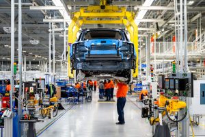 Η Volvo Cars ξεκινά την παραγωγή του αμιγώς ηλεκτρικού SUV EX90