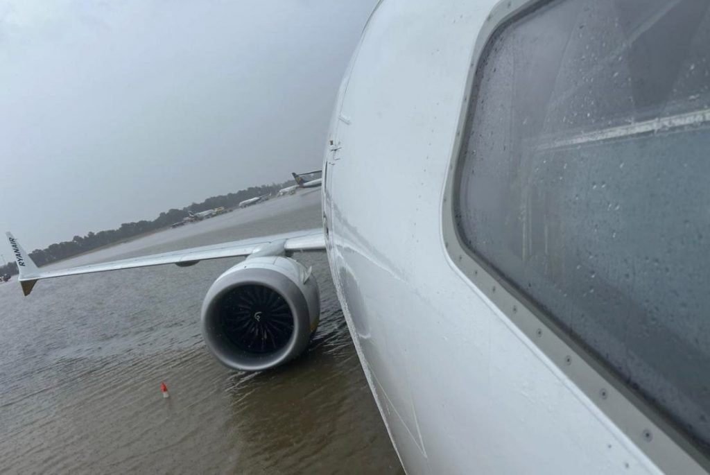 Ισπανία: Εικόνες χάους από το πλημμυρισμένο αεροδρόμιο της Πάλμα ντε Μαγιόρκα – Δείτε βίντεο