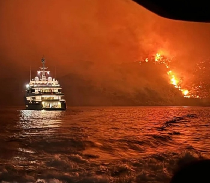 Φωτιά στην Ύδρα: Καταγγελία ότι προκλήθηκε από σκάφος που πετούσε πυροτεχνήματα