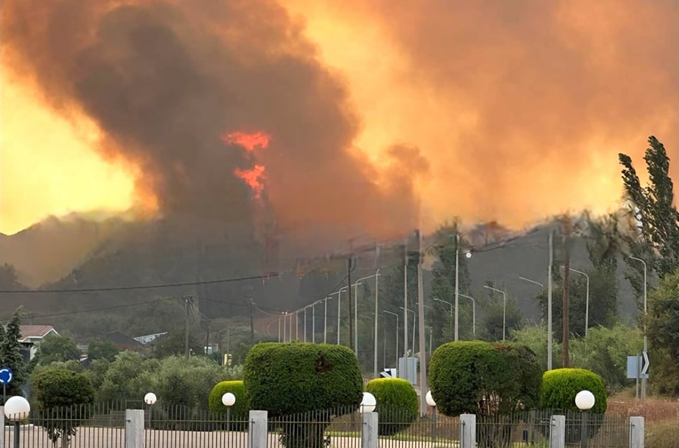 Φωτιά στην Ηλεία: Εκκενώνονται χωριά – Κλειστή η νέα εθνική οδός Πατρών – Πύργου