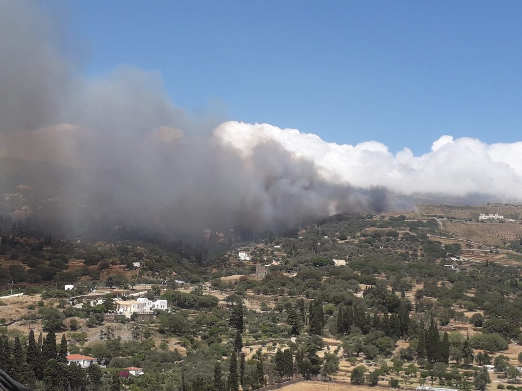 Φωτιά στην Άνδρο: Ήχησε το 112, εκκενώνονται τέσσερις οικισμοί