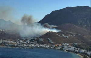 Φωτιά στη Σέριφο: Yπό έλεγχο η πυρκαγιά μετά από ολονύκτια μάχη
