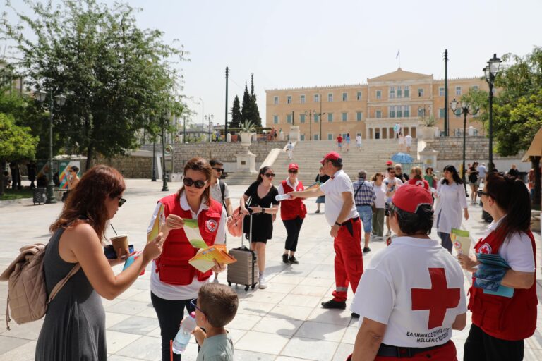 Ερυθρός Σταυρός: Δράση υποστήριξης πολιτών στην Πλατεία Συντάγματος ενόψει καύσωνα