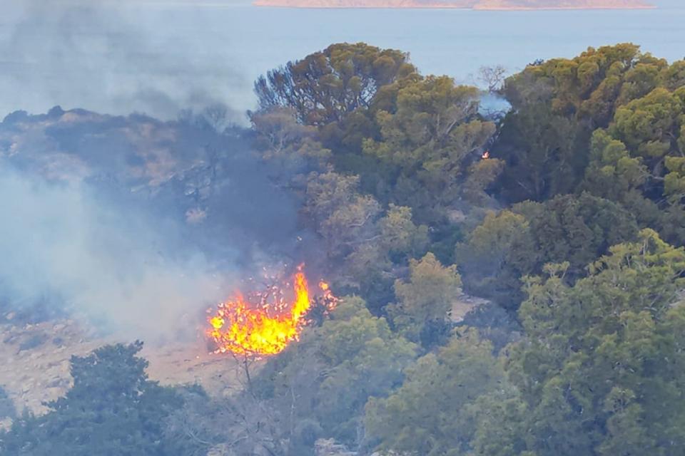 «Θα υποβάλουμε μηνύσεις αν αποδειχθεί ότι η φωτιά μπήκε από πυροτεχνήματα που εκτοξεύτηκαν από τη θαλαμηγό» λέει ο δήμαρχος Ύδρας