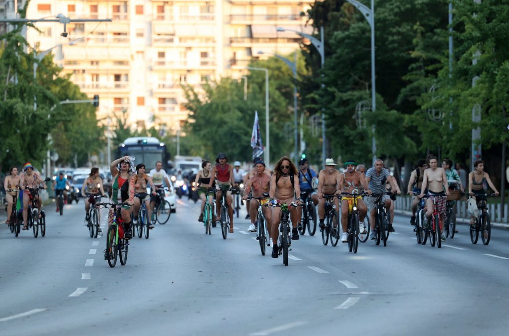 Γυμνή ποδηλατοδρομία στο κέντρο της Θεσσαλονίκης – Δείτε το βίντεο