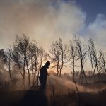 Φωτιά στη Σταμάτα: Εκκενώνονται οικισμοί, μηνύματα του «112»