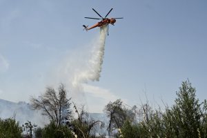 Φωτιά στην Ύδρα: Στις φλόγες χώρος εναπόθεσης απορριμμάτων – Επιχειρεί και ελικόπτερο