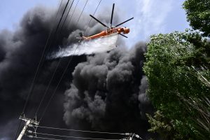 Κάτω Κηφισιά: Στον σύζυγο της Μίνας Γκάγκα ανήκει το εργοστάσιο που καίγεται