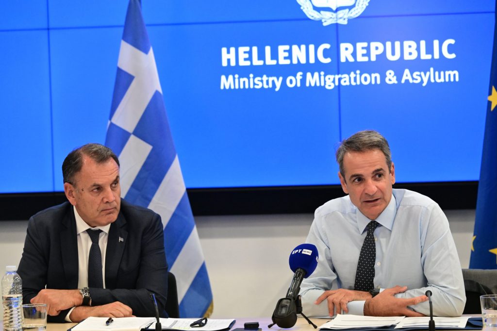Στο υπουργείο Μετανάστευσης ο Κυριάκος Μητσοτάκης – Συνάντηση με τη νέα ηγεσία