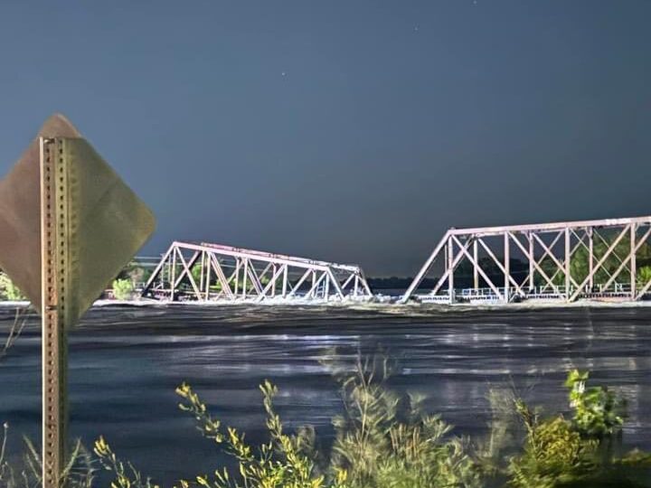 Κατέρρευσε γέφυρα τρένου – «Φούσκωσε» το ποτάμι και την παρέσυρε