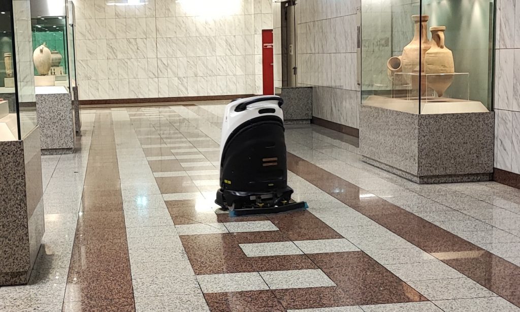 Μετρό: Ρομπότ έπιασε δουλειά στον καθαρισμό του σταθμού στο Σύνταγμα