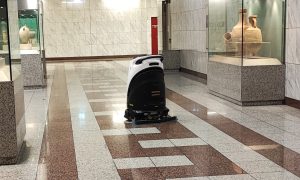 Μετρό: Ρομπότ έπιασε δουλειά στον καθαρισμό του σταθμού στο Σύνταγμα