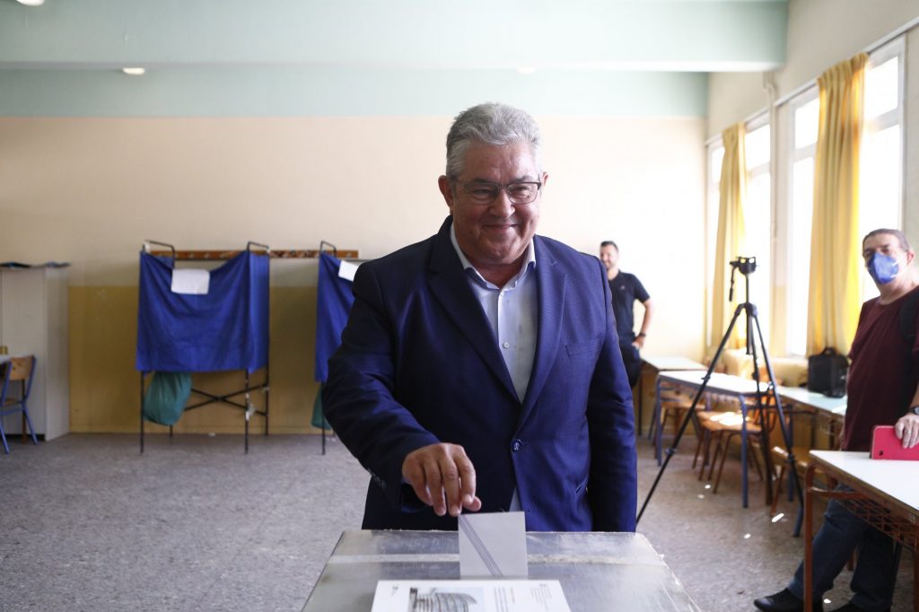 Ευρωεκλογές 2024: Ψήφισε ο Δημήτρης Κουτσούμπας: Ψηφίζουμε για να κοντύνουμε την αντιλαϊκή πολιτική