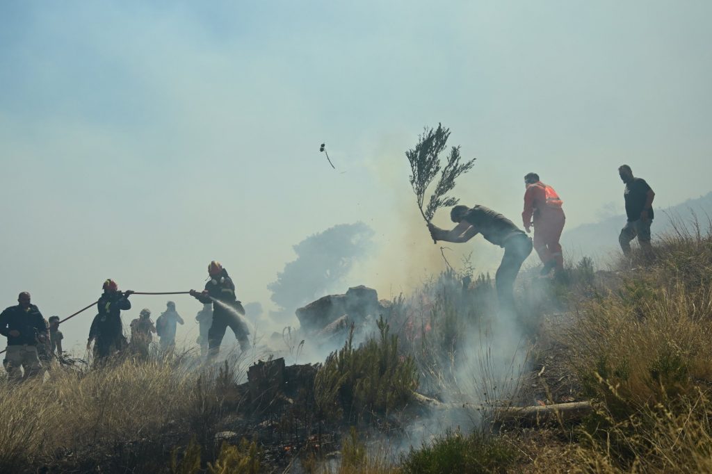 Φωτιά στην Κερατέα: Καίγονται σπίτια – Νέο μήνυμα εκκένωσης του «112»