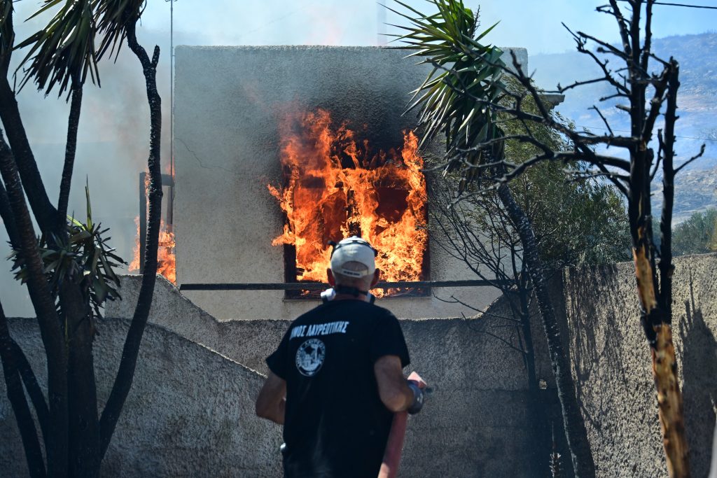 Φωτιά στην Κερατέα: Καίγονται σπίτια – Νέο μήνυμα εκκένωσης του «112»