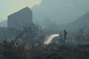 Φωτιά στην Κερατέα: Βελτιωμένη η εικόνα – Κάηκαν σπίτια και αυτοκίνητα