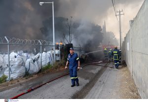 Κάτω Κηφισιά: Μεγάλη φωτιά και ισχυρή έκρηξη σε εργοστάσιο – Μήνυμα από το 112