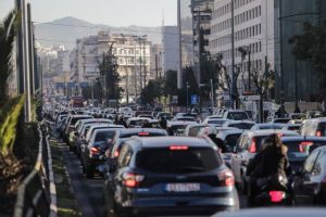 Κίνηση: Χάος στους δρόμους – Στο «κόκκινο» ο Κηφισός – Μεγάλες οι καθυστερήσεις στην Αττική Οδό