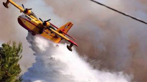 Στην «μάχη» με τις φλόγες οι ήρωες πιλότοι των Canadair – Η δύσκολη αποστολή και οι επικίνδυνες ρίψεις