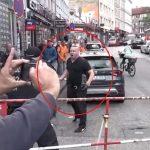 Βίντεο ντοκουμέντο: Η στιγμή που αστυνομικοί πυροβολούν τον άνδρα που κρατούσε τσεκούρι και μολότοφ στη Γερμανία