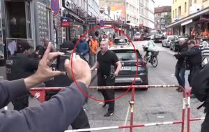 Βίντεο ντοκουμέντο: Η στιγμή που αστυνομικοί πυροβολούν τον άνδρα που κρατούσε τσεκούρι και μολότοφ στη Γερμανία