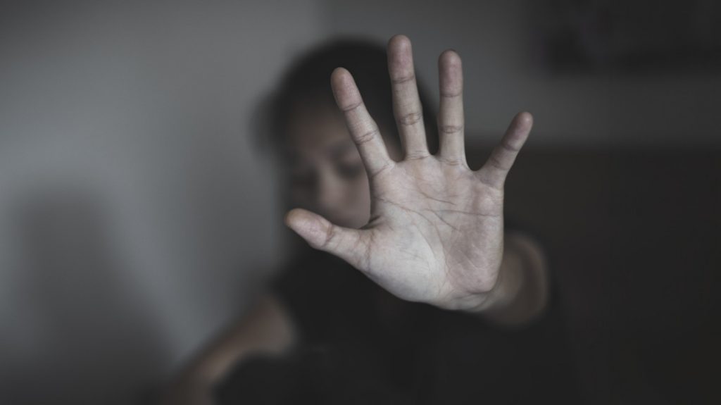 Ενδοοικογενειακή βία: Οι 13 νέες διατάξεις για την αντιμετώπισή της – Ανακοινώσεις Φλωρίδη για τους δράστες