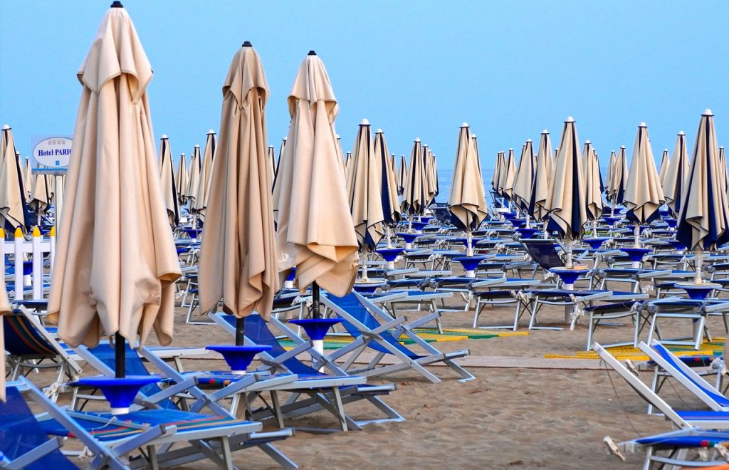 Αδιανόητες τιμές για τις ξαπλώστρες στις παραλίες τις Αττικής – Πόσο κοστίζει μια σύντομη βουτιά;